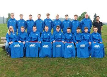 Die U-19 der SG Oberbauerschaft/Schnathorst/Gehlenbeck bedankt sich bei der Firma Spilker Großhandel für neue Joma Regenjacken.